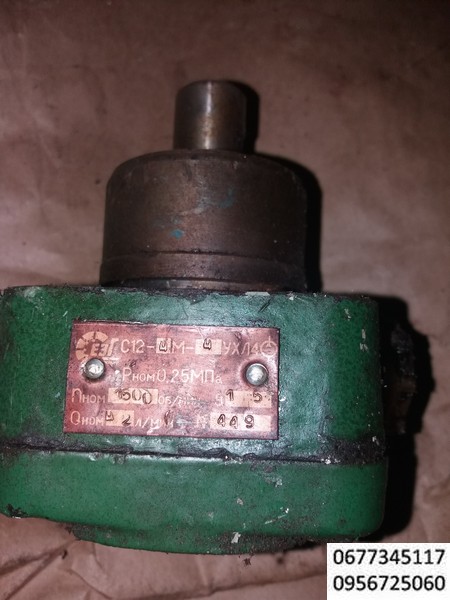 Насосы пластинчатые для смазки С12 4М 2; С12 4М 3,2;  С12 4М 6,3; С12 4М 10 и С12 5М 2; С12 5М 3,2; С12 5М 6,3; С12 5М 10 однократного действия, нерегулируемые применяются для подачи под давлением минерального масла в смазочные системы металлорежущих станков и других машин.
    Насосы С12-4М выполнены с реверсируемым направлением вращения вала и постоянным направлением потока масла.
   Насосы С12-5М имеют постоянное направление вращения - правое (по направлению вращения часовой стрелки, если смотреть со стороны привода). 
